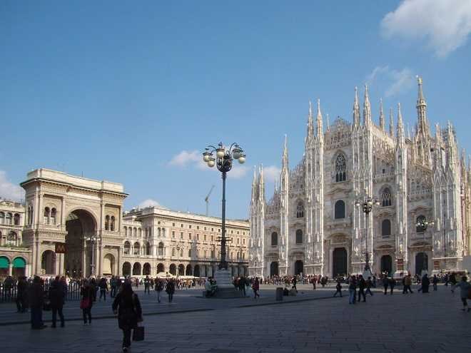 Milano piazza Duomo - oldest shopping mall